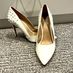 New never worn white pumps/ heels  size 8